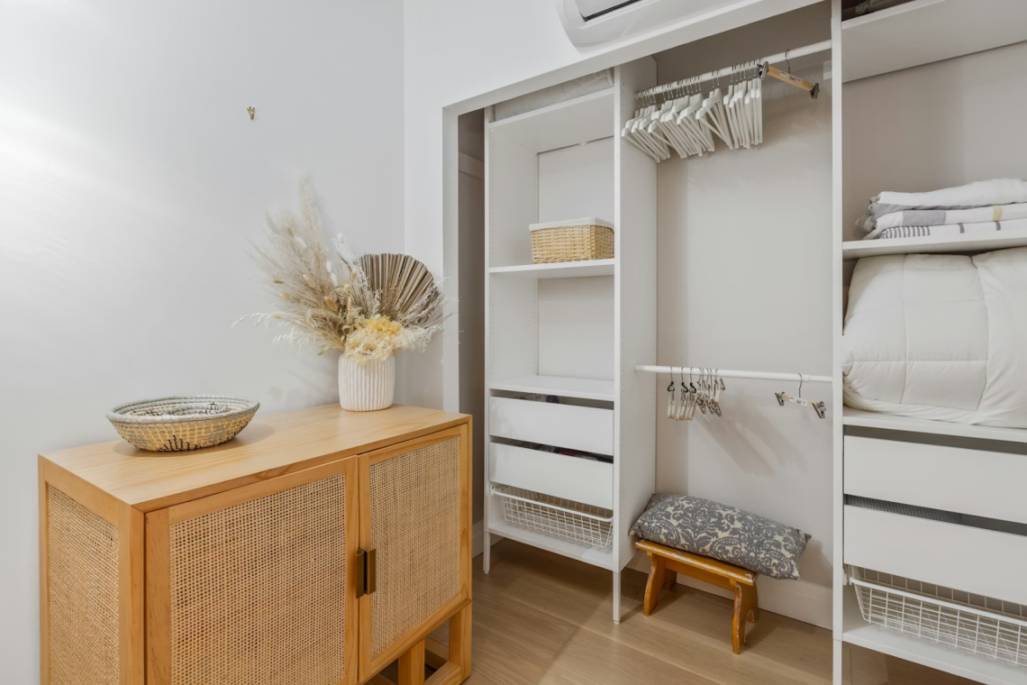 Modern Wardrobe Closet Ideas That Maximize Storage in Small Bedrooms